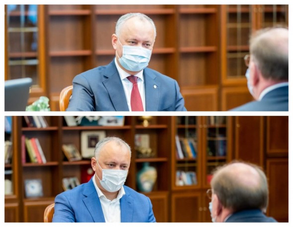 FOTO/VIDEO: După ce a „curățat” biblioteca din biroul de serviciu, Dodon se laudă cu o bogată colecție de cărți acasă